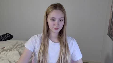 Laylla001 online show from December 6, 11:00 am