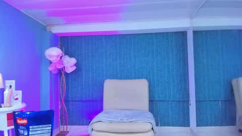 leamoreau__ online show from December 20, 12:42 pm