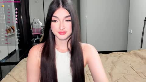 Leila online show from December 5, 4:44 pm