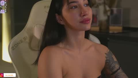 Leora online show from November 21, 5:15 pm