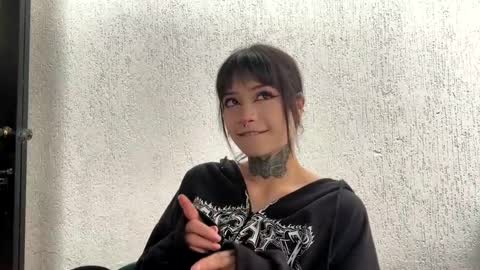 Liaa  online show from November 20, 7:04 pm