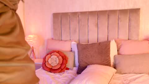 Liora online show from July 9, 12:02 am