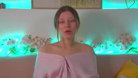 Mia online show from February 18, 6:26 am