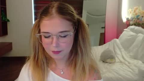 Lilith Bonheur online show from March 31, 3:06 am