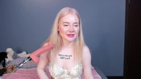 lillie_berry online show from April 25, 4:48 am
