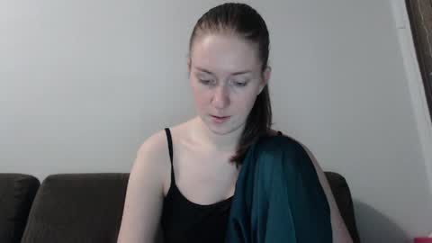 lily_love_x online show from April 6, 11:39 pm