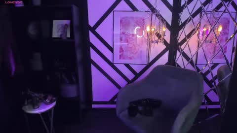 Lily online show from March 1, 1:40 pm