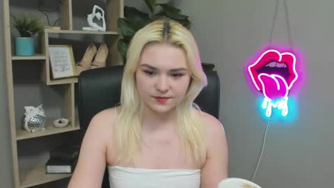 Lily online show from April 11, 7:45 am