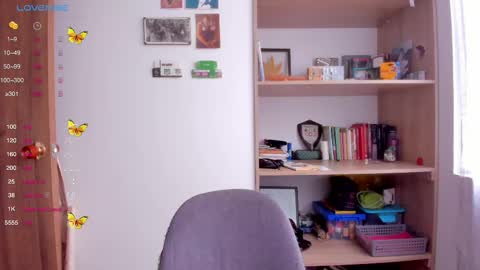 Giggles  online show from March 4, 1:17 pm