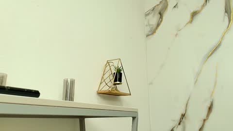  Lindsey  online show from March 5, 11:50 am