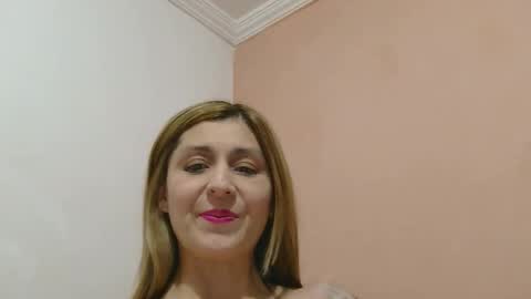 lisa199679 online show from May 11, 5:10 pm