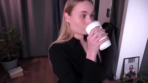 Elisabeth or Lisa online show from November 2, 8:45 pm