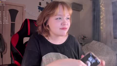 -Lisa- Help me to reach 100 thumbs up3 online show from December 7, 2:35 pm