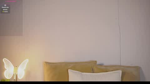 littletammy_ online show from April 4, 4:39 pm