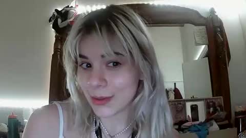 Lola Lixx online show from December 16, 1:50 pm