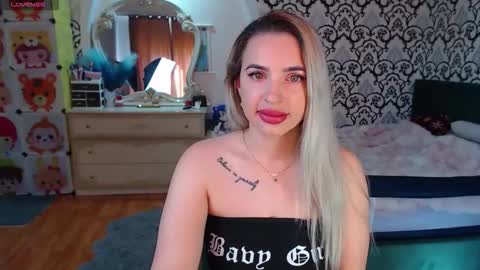 Queen LoraSinClare online show from April 28, 7:12 am