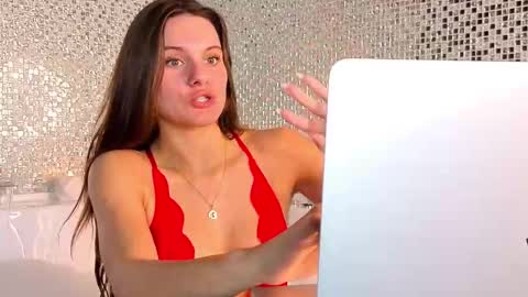 Chloe for Fan BlackHole online show from October 5, 6:57 pm