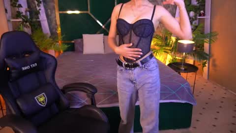 loveedove online show from May 7, 2:10 pm