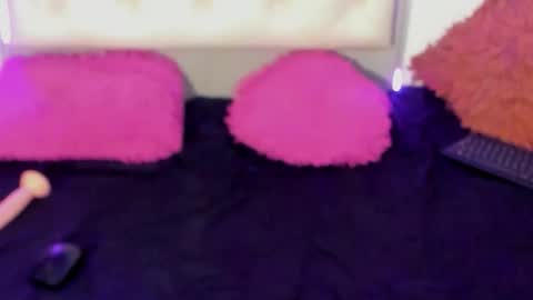 lovelypeachss online show from March 28, 1:32 pm