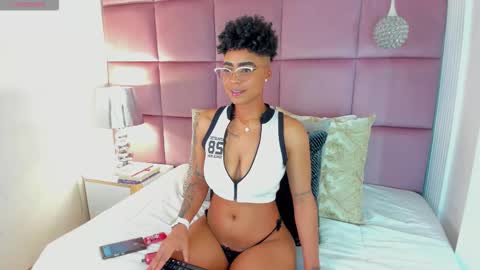  lucia wallace  online show from October 19, 12:45 am