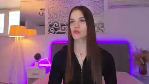 LuisaClover online show from February 21, 1:45 pm