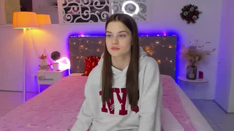 LuisaClover online show from December 22, 3:48 pm