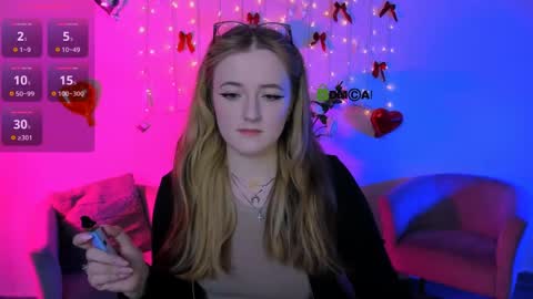 luna_berryy online show from April 3, 7:23 pm