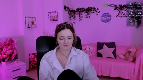 luna_berryy online show from July 23, 3:36 am