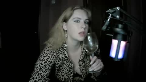 lunamystique_ online show from October 8, 9:19 pm