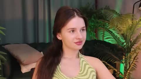 lunaolivia_ online show from October 20, 1:03 pm