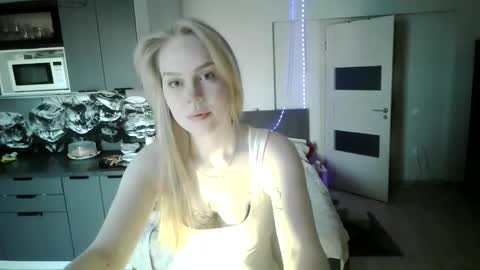 lunapeony online show from February 23, 1:50 am