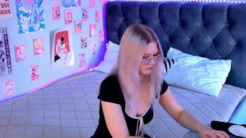 lunariafox online show from April 6, 2:40 pm