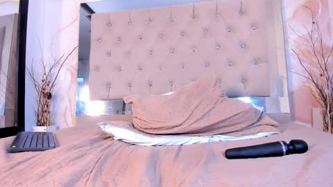 lunna__tylor online show from April 6, 4:46 am