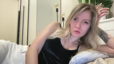 lusiluv online show from April 14, 9:15 pm