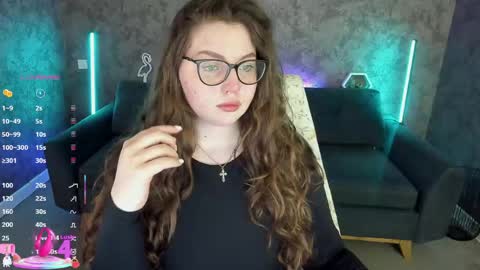 luxsopphia_ online show from April 12, 7:05 pm