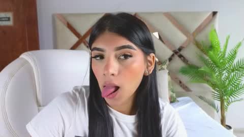 Maiaa Ruiz  online show from March 10, 1:21 pm