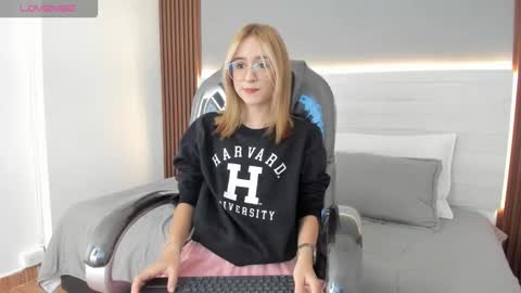 mara_33 online show from December 18, 8:02 pm