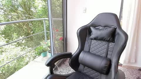 Amelie online show from April 3, 5:55 pm