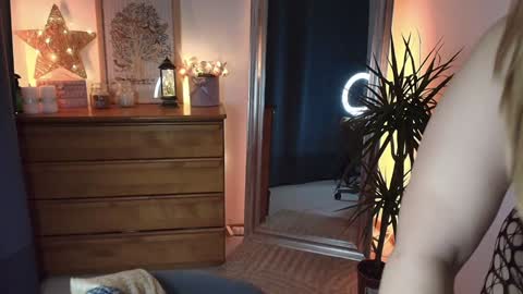 Maria  online broadcast from Tuesday to Suturday from 6 pm to 12 pm Germany time Sunday-Monday offline online show from January 10, 9:42 pm