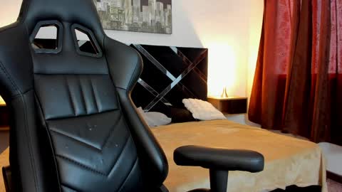 Scarlet  online show from April 6, 7:15 pm