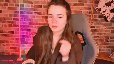 maybloom_ online show from March 10, 6:50 am