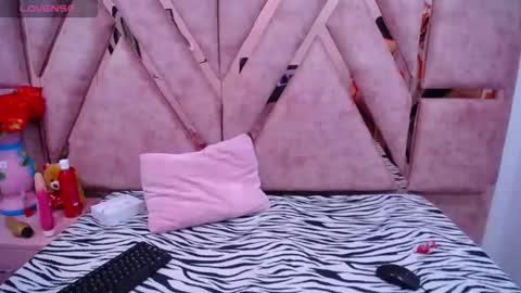 megan_latinn online show from April 30, 5:12 am