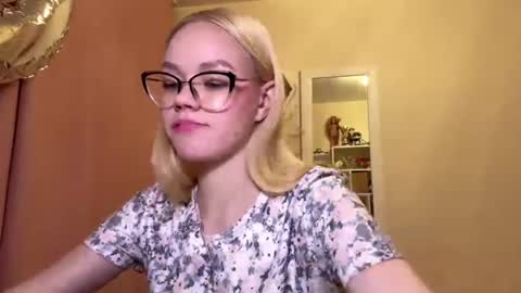 Mia online show from April 11, 3:37 pm