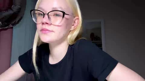 Mia online show from April 10, 3:07 pm