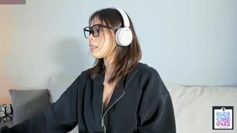 Mel online show from October 11, 8:22 pm