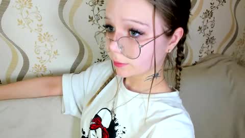 MelMooon online show from September 8, 6:40 pm