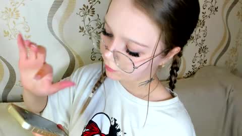 MelMooon online show from September 21, 8:07 pm