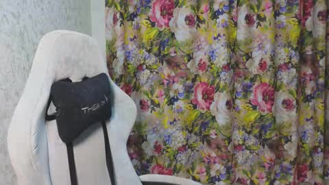 Mia online show from November 26, 8:43 pm