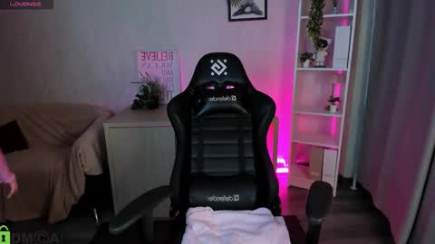 Mia  GMT7 Mon Tue Wen Thur 1000am-0300pm Sat 0300am-0900am online show from November 12, 12:52 am