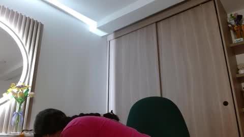 Mia online show from December 2, 4:25 am